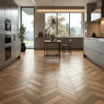 Een luxe keuken met visgraat PVC vloer, minimalistische kasten, roestvrijstalen apparaten en veel natuurlijk licht.