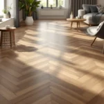 Elegante herringbone PVC vloer in natuurlijk licht, met warme houttinten en moderne meubels; weerspiegelt duurzaamheid en luxe.