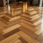 Hardhouten vloer in Hongaars puntpatroon, warme tinten en zachte verlichting, benadrukt vakmanschap en luxe interieur.