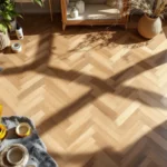 Elegant interieur met Hongaarse punt parketvloer, warme verlichting, minimalistische meubels en gereedschap; vakmanschap van Premium Vloeren.