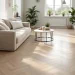 Een moderne woonkamer met licht houtkleurige klik PVC-vloer in visgraatpatroon, veel zonlicht en minimalistische inrichting met planten.