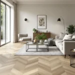 Moderne woonkamer met walvisgraat PVC vloer, minimalistisch meubilair, grote ramen naar tuin, en subtiele industriële accenten.